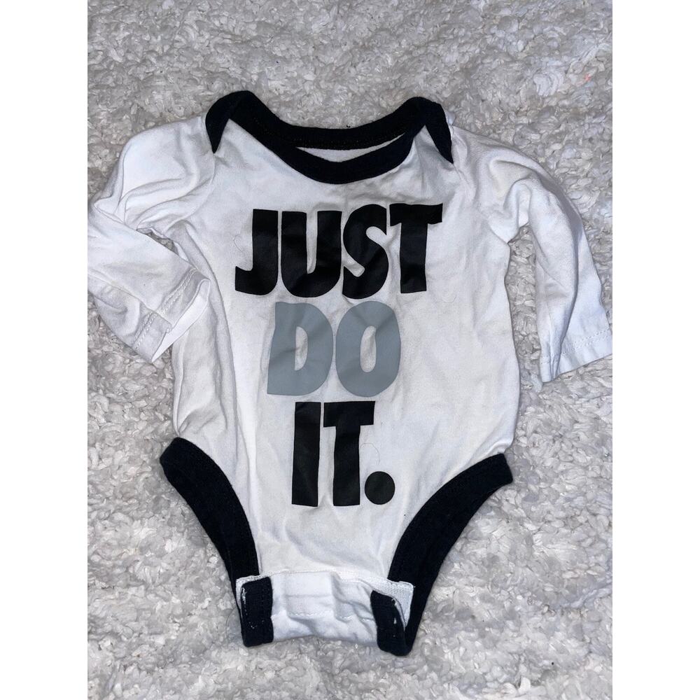 Nike Newborn “ Just do it” front logo snap tee. Cute, exc cond.